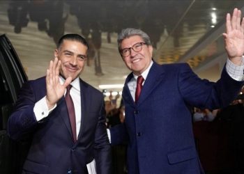 “¡Ven guapo, para darte un beso!”: entre piropos y política, así recibieron a Harfuch en San Lázaro