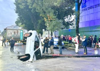 Socavón se traga automóvil en Tlatelolco; pavimento colapsa en zona de obras