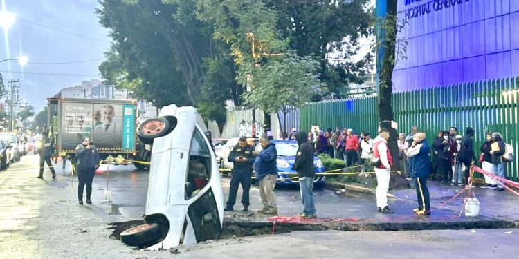 Socavón se traga automóvil en Tlatelolco; pavimento colapsa en zona de obras