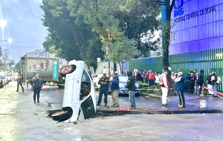 Socavón se traga automóvil en Tlatelolco; pavimento colapsa en zona de obras