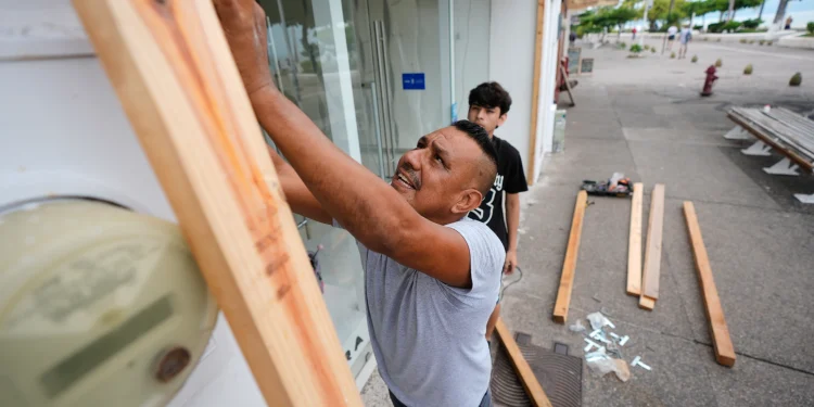 ¡Alerta máxima en el Pacífico! Huracán Simón amenaza a costas mexicanas con vientos catastróficos y marejadas mortales