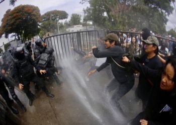 Sheinbaum rechaza represión en protestas por agua contaminada y cuestiona posible privatización en Jalisco
