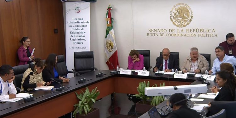 Comisiones del Senado aprueban prohibir celulares en aulas de educación básica; buscan frenar distracciones escolares
