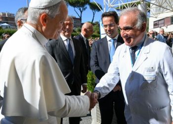 Operan con éxito al Papa León XIV; cirugía de pulmón concluye sin complicaciones 
