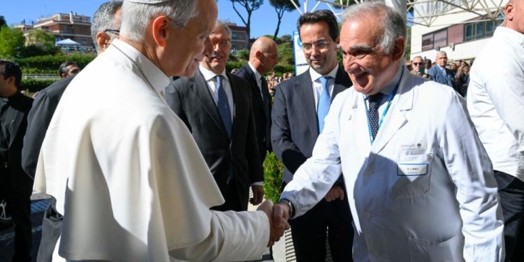 Operan con éxito al Papa León XIV; cirugía de pulmón concluye sin complicaciones 