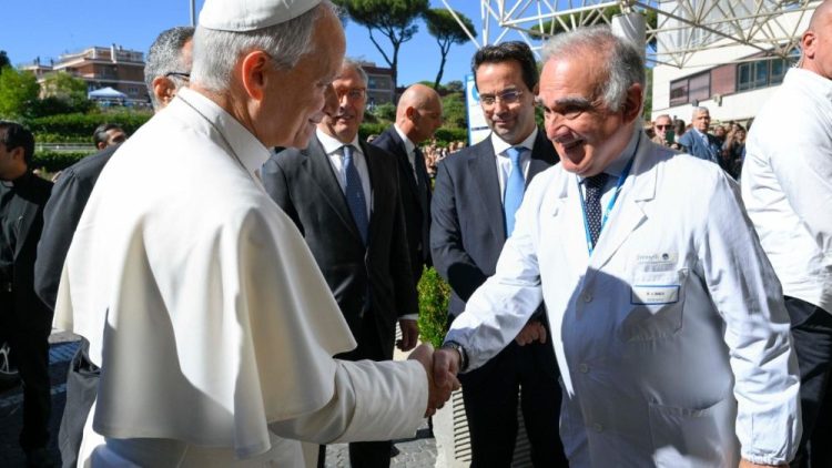 Operan con éxito al Papa León XIV; cirugía de pulmón concluye sin complicaciones 