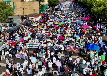 Miles de trabajadores del IMSS marchan por aumento salarial y exigen salida de Rafael Olivos 