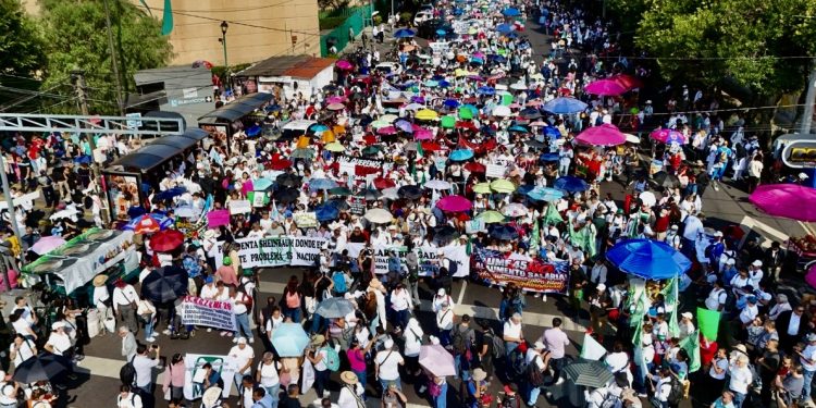 Miles de trabajadores del IMSS marchan por aumento salarial y exigen salida de Rafael Olivos 