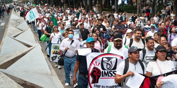 Sheinbaum minimiza marcha de trabajadores del IMSS y cuestiona uso político de sus demandas