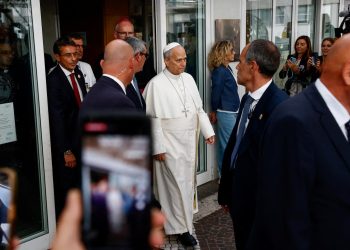 El Papa León XIV deja el hospital tras cirugía por cáncer de pulmón; alista su regreso ante los fieles