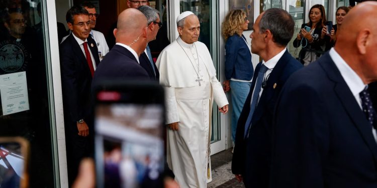 El Papa León XIV deja el hospital tras cirugía por cáncer de pulmón; alista su regreso ante los fieles