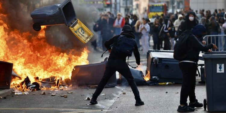 París impone toque de queda tras disturbios y saqueos; reportan 3 mil negocios afectados