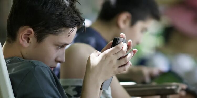 Grecia prohíbe las redes sociales a menores de 15 años a partir de 2027
