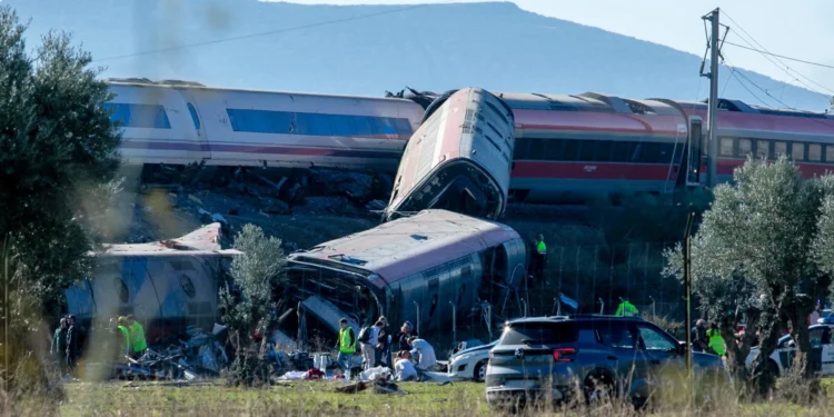 Tragedia ferroviaria en España: chocan dos trenes de alta velocidad; al menos 64 muertos y decenas de heridos