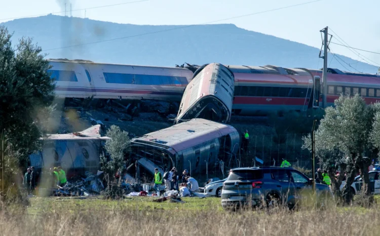 Tragedia ferroviaria en España: chocan dos trenes de alta velocidad; al menos 64 muertos y decenas de heridos