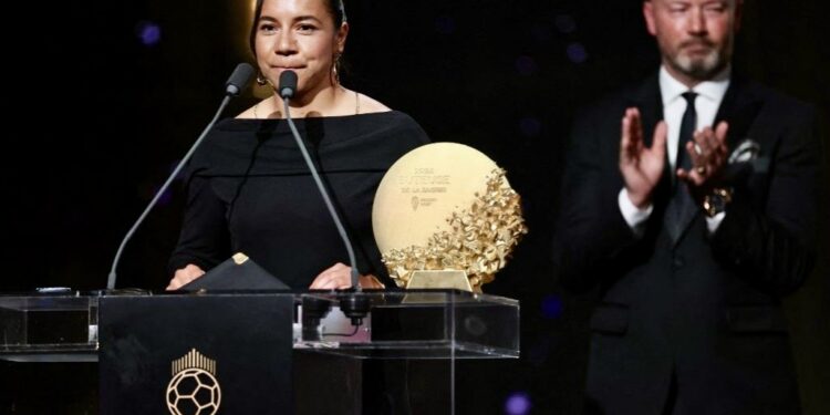 De las canchas al Senado: buscan reconocer a Charlyn Corral por hacer historia en el fútbol mundial