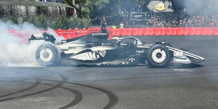 Checo Pérez renueva con Cadillac hasta 2029 y desata la euforia en Paseo de la Reforma