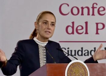 Sheinbaum desmiente gira de López Obrador en 2027 y acusa campaña para debilitar a Morena