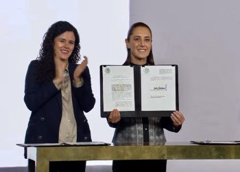 Sheinbaum firma reforma: doble nacionalidad, fuera de la carrera por la Presidencia, gubernaturas y jefatura de Gobierno  