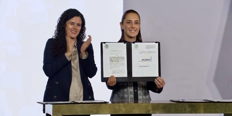Sheinbaum firma reforma: doble nacionalidad, fuera de la carrera por la Presidencia, gubernaturas y jefatura de Gobierno  
