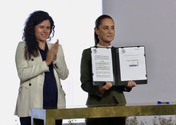Sheinbaum firma decreto para blindar a menores en redes; plataformas tendrán 30 días para retirar contenido inapropiado 