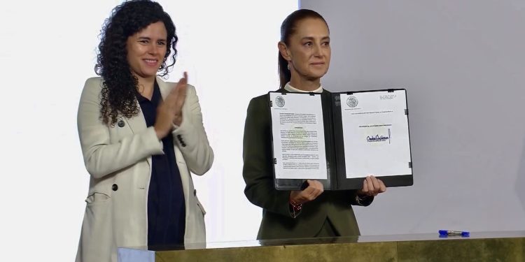 Sheinbaum firma decreto para blindar a menores en redes; plataformas tendrán 30 días para retirar contenido inapropiado